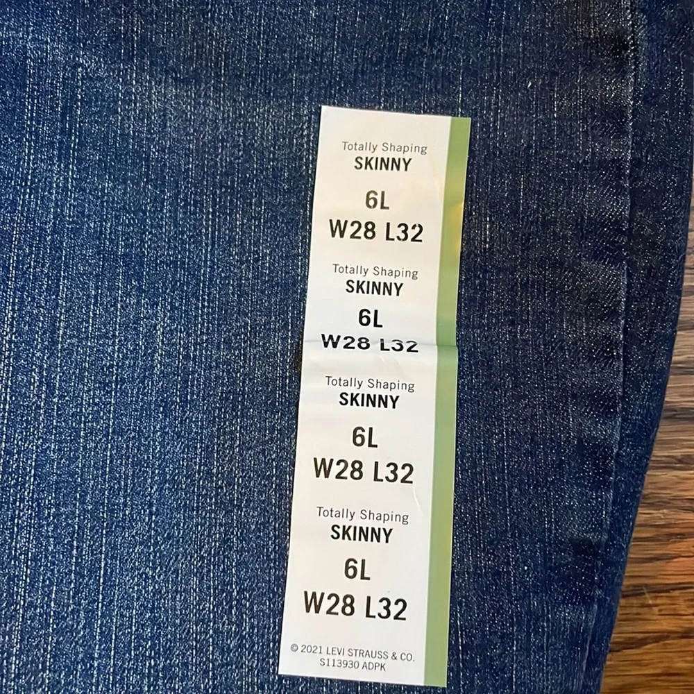 Levi’s - Picture 2 of 3